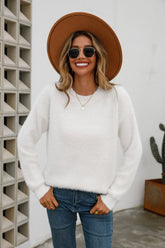 Flauschiger Pullover mit überschnittenen Schultern und Rundhalsausschnitt
